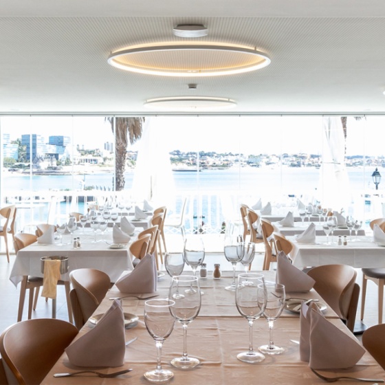 Salle de restaurant avec éclairage Tromilux